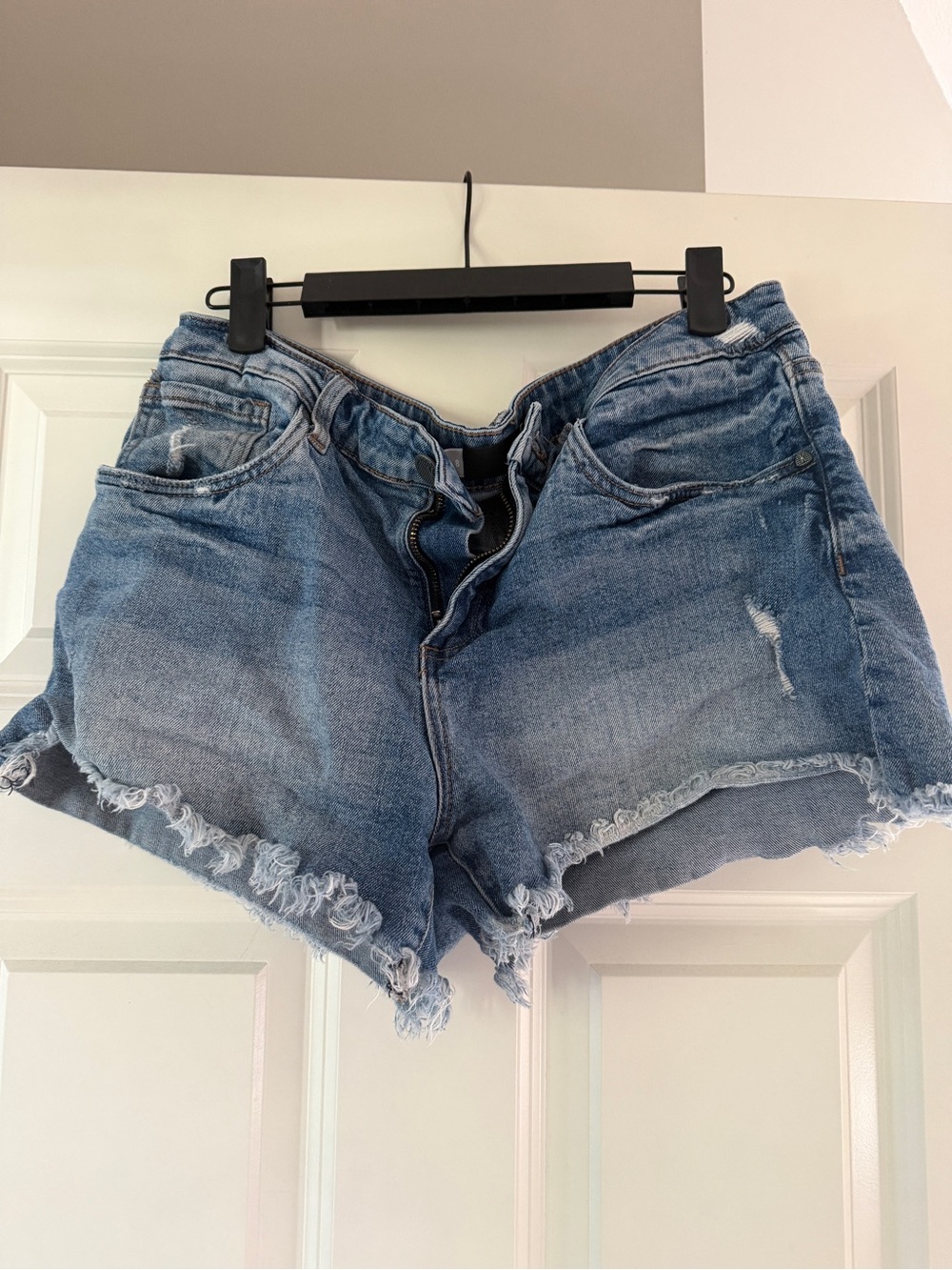 **Kut From The Kloth" Jane High Rise Fray Hem Distressed Shorts. Size 8. - Picture 4 of 5